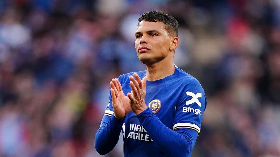 Chelsea Londons brasilianischer Star Thiago Silva applaudiert dem Publikum