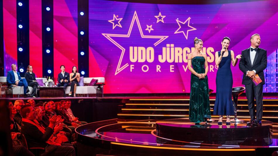 Michelle Hunziker, ihre Tochter Aurora Ramazzotti (r.) und Sänger Sasha in der TV-Show "Udo ...