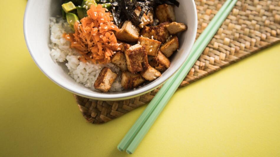 Ein Poke Bowl mit Tofu