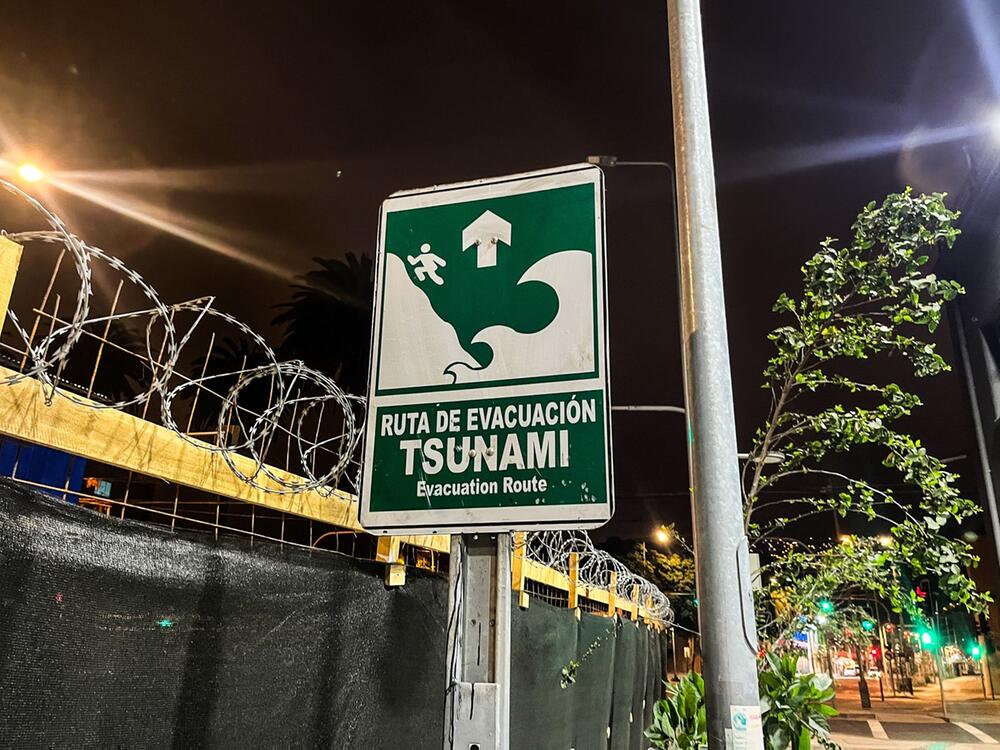 Schild zeigt in Chile die Evakuierungs-Route in Falle eines Tsunamis an