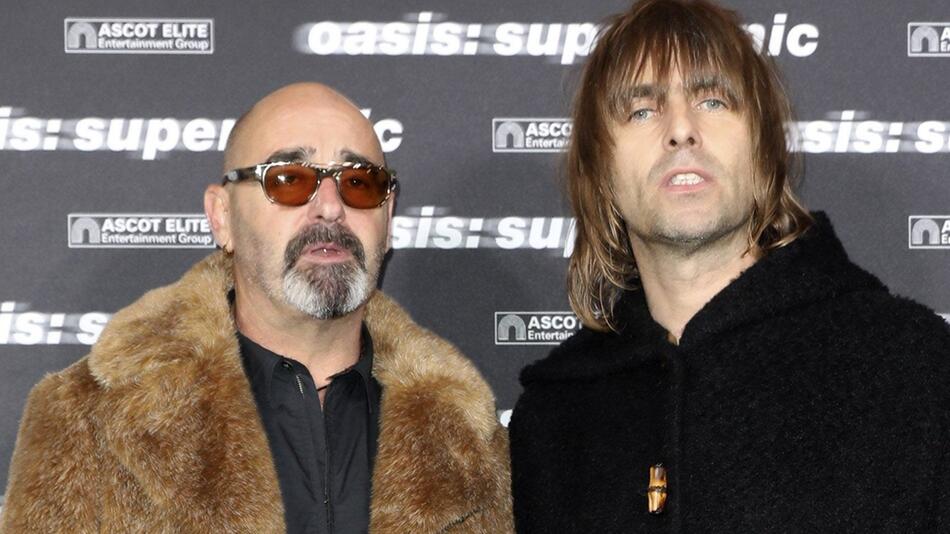 Oasis-Gitarrist Paul Arthurs (l.) bei einem Termin mit Sänger Liam Gallagher.
