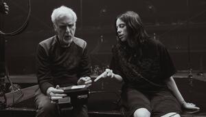 James Cameron hat mit Billie Eilish zusammengearbeitet.