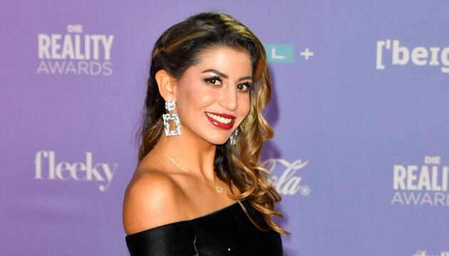 Eva Benetatou moderiert ihre erste Show.