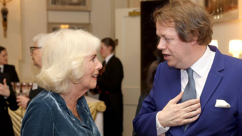 Königin Camilla mit ihrem Sohn Tom Parker Bowles bei einem gemeinsamen Auftritt.