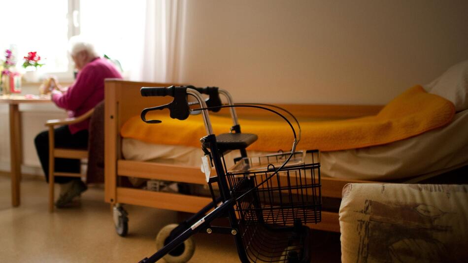 Eine Seniorin in einem Pflegeheim