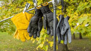 Lederhandschuhe an der Wäscheleine