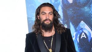 Jason Momoa packt mit an.