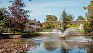 Das idyllische irische Dorf steht samt Pub und Wassermühle zum Verkauf.