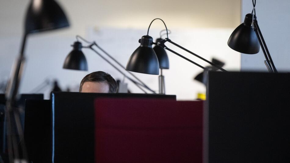 Ein Mann sitzt an einem Büro Schreibtisch