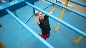 Ein Mann übt Klimmzüge