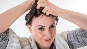 Eine Frau pflegt ihre Haare