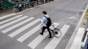 Mann schiebt sein Fahrrad über einen Fussgängerüberweg