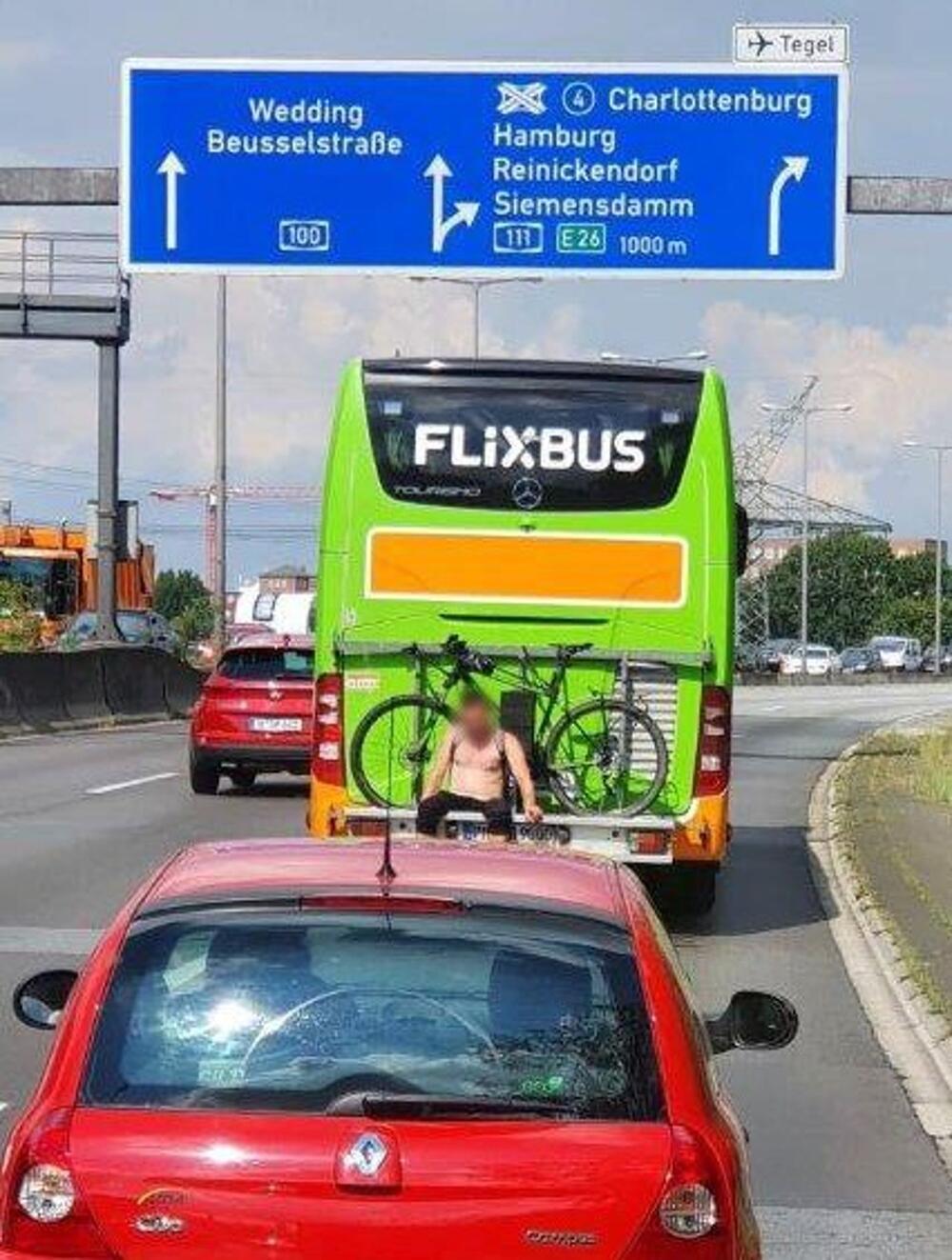 Blinder Passagier auf Flixbus-Heck auf Berliner Autobahn