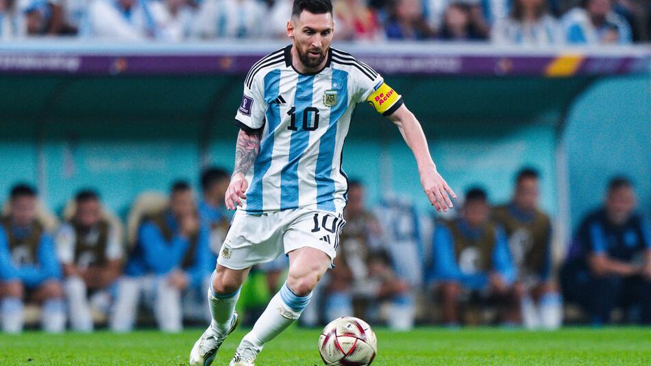 Kaptiän der Argentinischen Fussballnationalmannschaft, Lionel Messi, spielt den Ball.