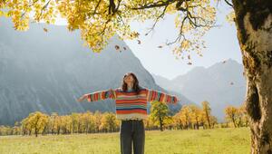 Frau unter einem Baum