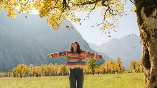 Frau unter einem Baum