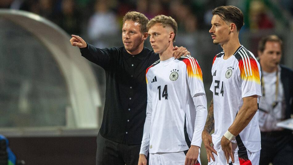 Julian Nagelsmann gibt Anweisungen an Maximilian Beier und Robin Koch.