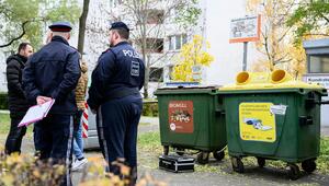 Einsatzkräfte der Polizei am Fundort des toten Babys