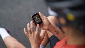 Ein Radfahrer mit einem Garmin GPS-Gerät
