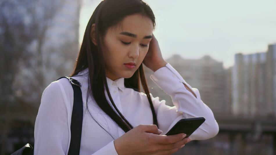 Warum Ihr Nacken vom Handy schlappmacht – und was Sie dagegen tun können