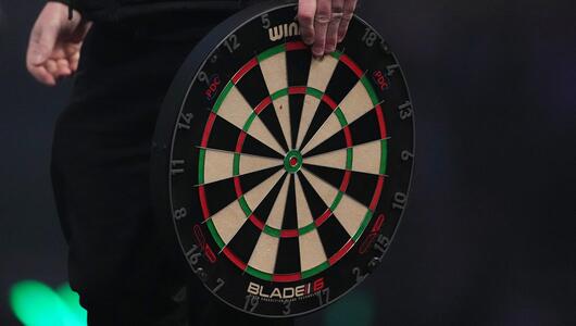 Blutfleck an der Dartscheibe