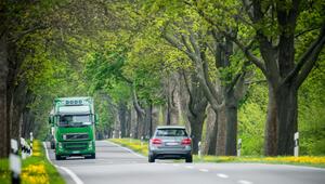 Lkw und Pkw fahren auf einer Landstrasse