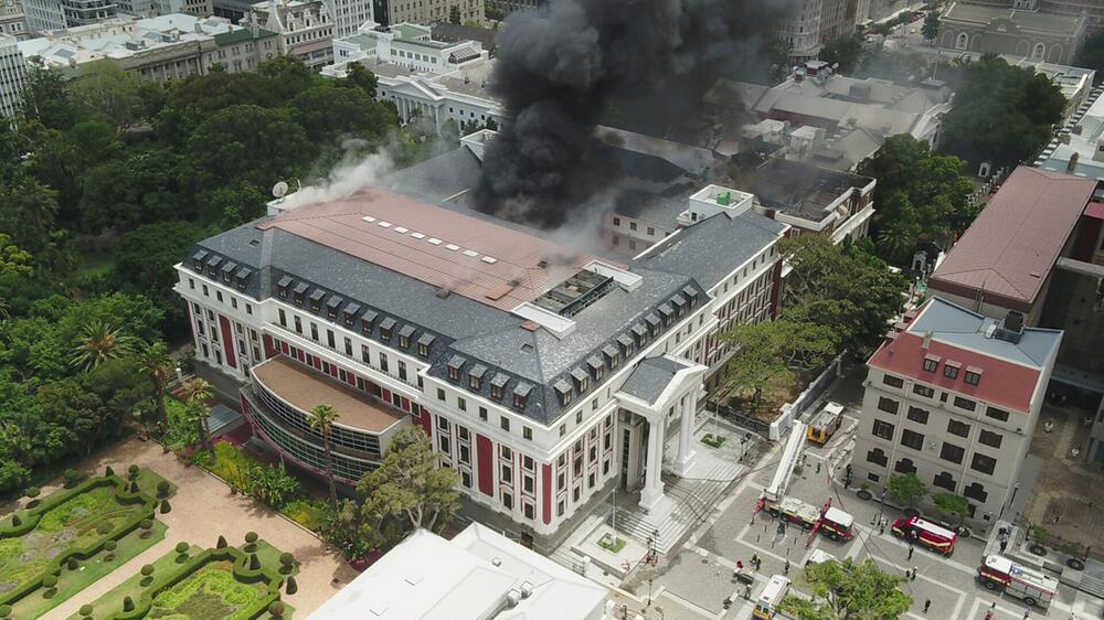 Parlamentssaal in Kapstadt durch Grossfeuer zerstört