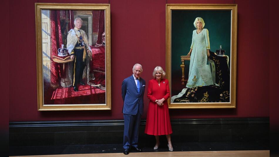 König Charles und Königin Camilla zeigen sich mit ihren neuen Porträts.
