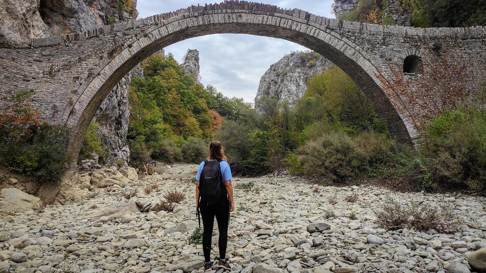 Eine frau steht vor der Kokkorou-Brücke