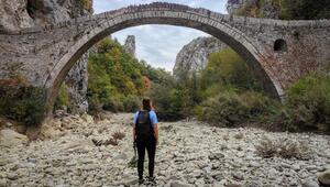 Eine frau steht vor der Kokkorou-Brücke