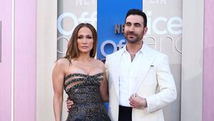Jennifer Lopez hat Gerüchte um eine mögliche Romanze mit ihrem "Office Romance"-Co-Star Brett ...