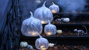 Leuchtende Halloween-Kürbisse aus Paketband