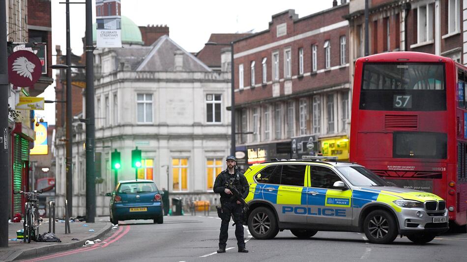 Mann sticht in London Passanten nieder