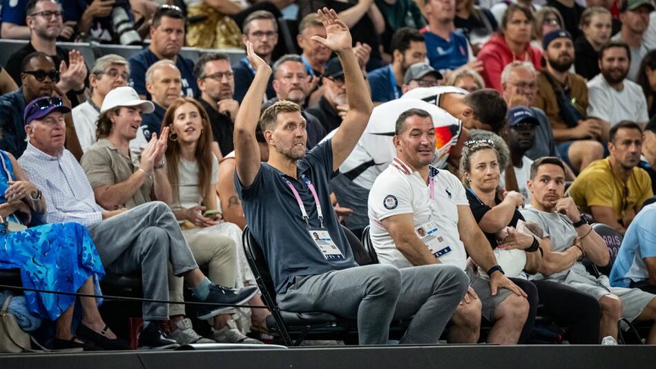 Dirk Nowitzki freut sich über den Viertelfinalsieg der deutschen Herren-Basketballmannschaft.