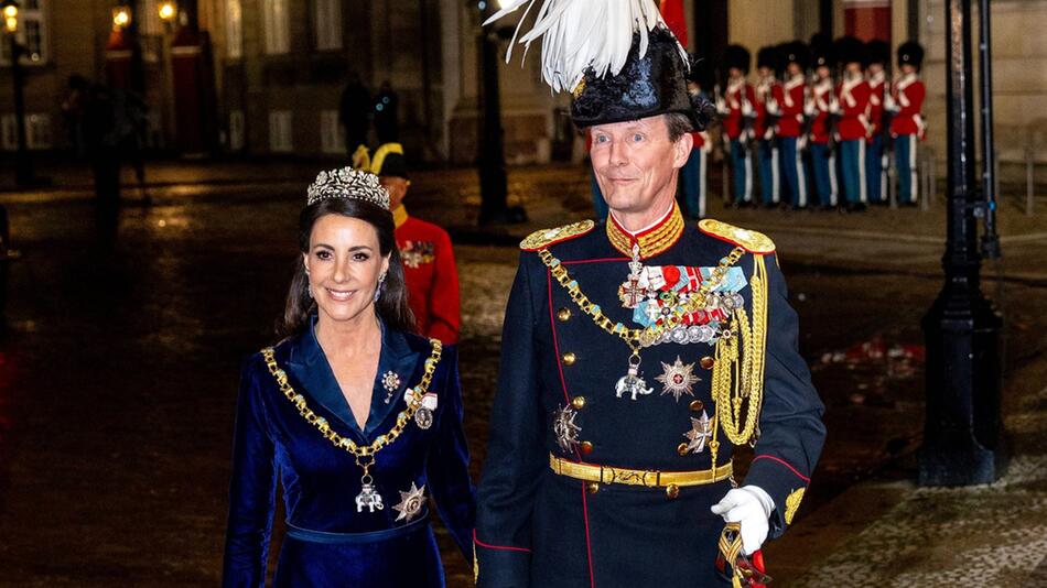 Marie und Joachim von Dänemark besuchten den Neujahrsempfang auf Schloss Amalienburg. Bei der ...
