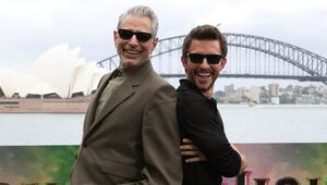 Jeff Goldblum und Jonathan Bailey können sich gut füreinander freuen.