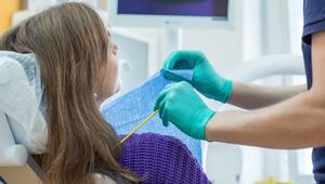 Patientin in einer Zahnarztpraxis