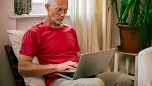 Mann schaut auf einen Laptop