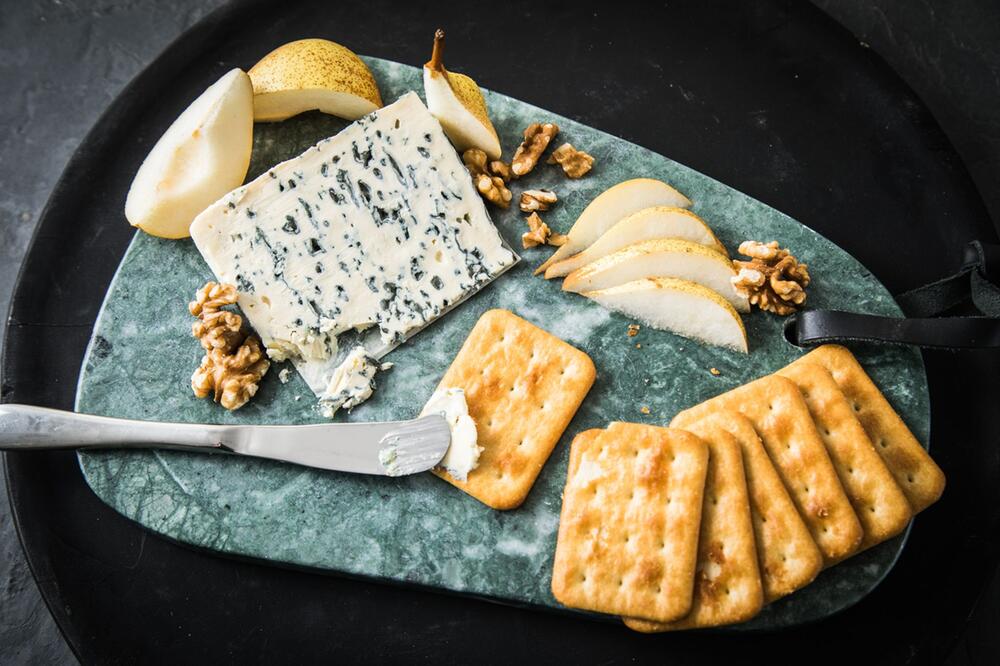 Blauschimmel-Weichkäse mit Cracker, Walnüssen und Birne