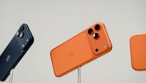 Apple iPhone Pro in den Farben Tiefblau und Cosmic Orange