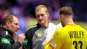 David Späth (M.) im Gespräch mit Torwart-Trainer Mattias Andersson und Andreas Wolff.