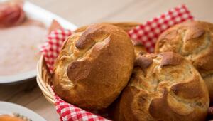 Aufbackbrötchen liegen in einem Brotkorb