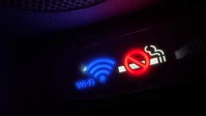 WLAN-Symbol leuchtet blau in der Kabine eines Flugzeugs