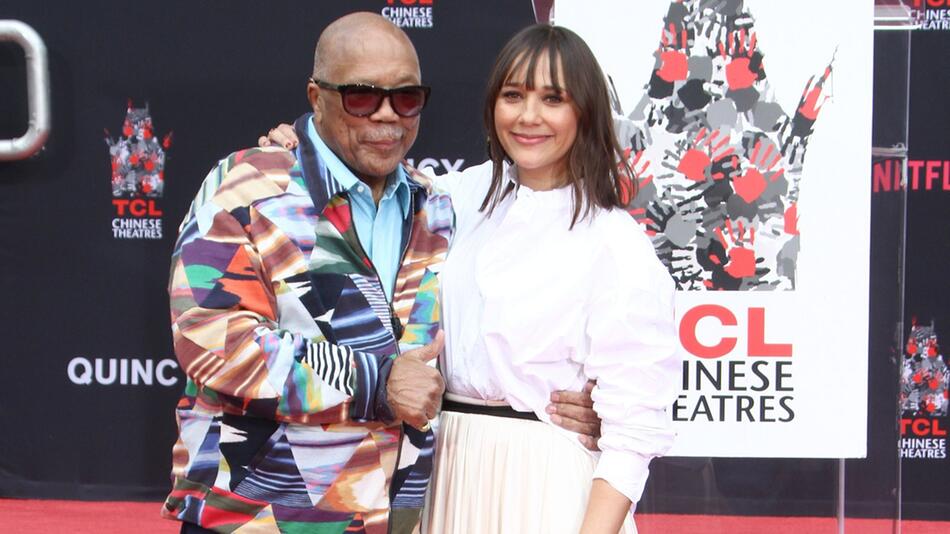 Rashida Jones mit ihrem Vater im Jahr 2018.