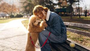Eine Frau mit einem Hund.