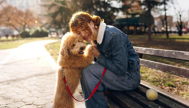 Eine Frau mit einem Hund.