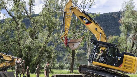 Bagger wird auf Lkw-Anhänger verladen