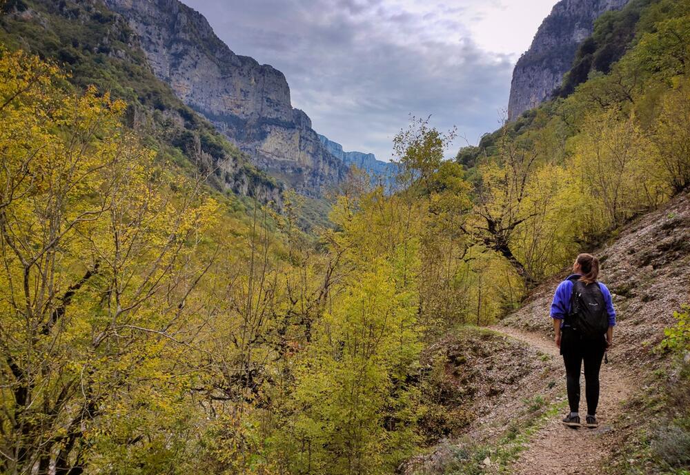 Eine Wanderin in der Vikos-Schlucht