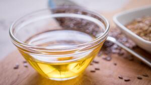 Leinsamen und Leinöl stehen auf einem Tisch