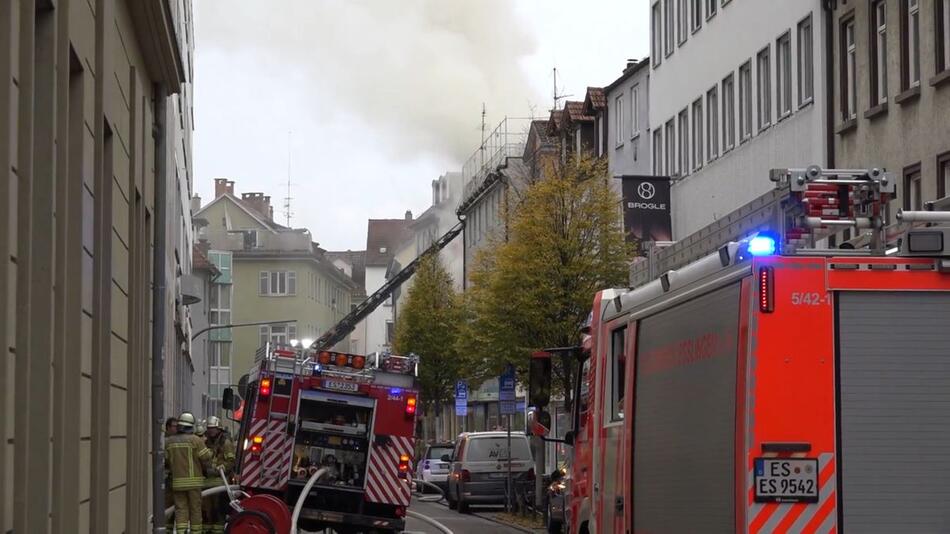 Grosseinsatz für Polizei und Feuerwehr: Zwei Tote und Verletzte nach Brand in Esslingen